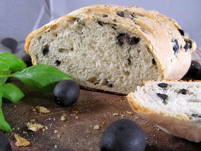 Szybki chleb z oliwkami i bazylią
