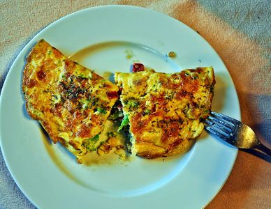 Omlet z warzywami (brokuł, papryka, kukurydza)