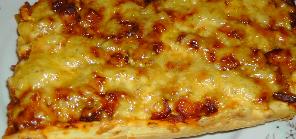 Pizza z cebulą i kiełbasą (autor: asiczekz)