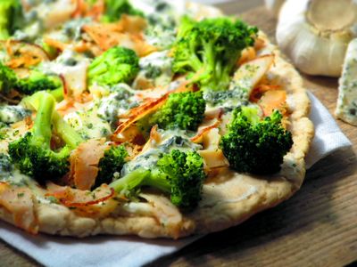 Pizza z serem pleśniowym i brokułami z patelni