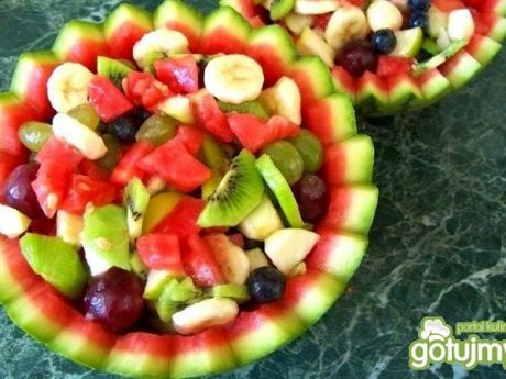 Przepis na przepis kulinarny: sałatka owocowa w arbuzie