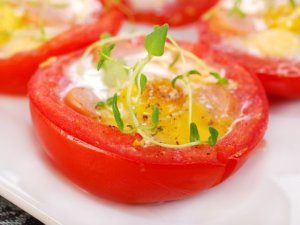 Pomidory zapiekane z kiełbasą i jajkiem