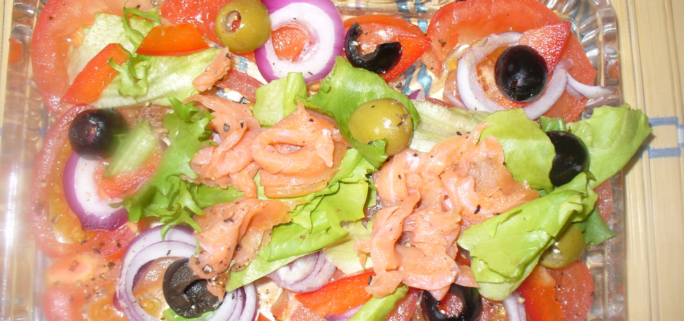 Sałatka z wędzonym łososiem ,pomidorami i cebulą (autor ...