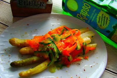 Szparagi z smażonym warzywnym makaronem