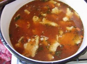Zupa pomidorowa z dużymi, wiejskimi kluchami