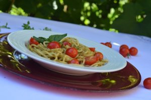 Spaghetti z pesto i pomidorkami  prosty przepis i składniki