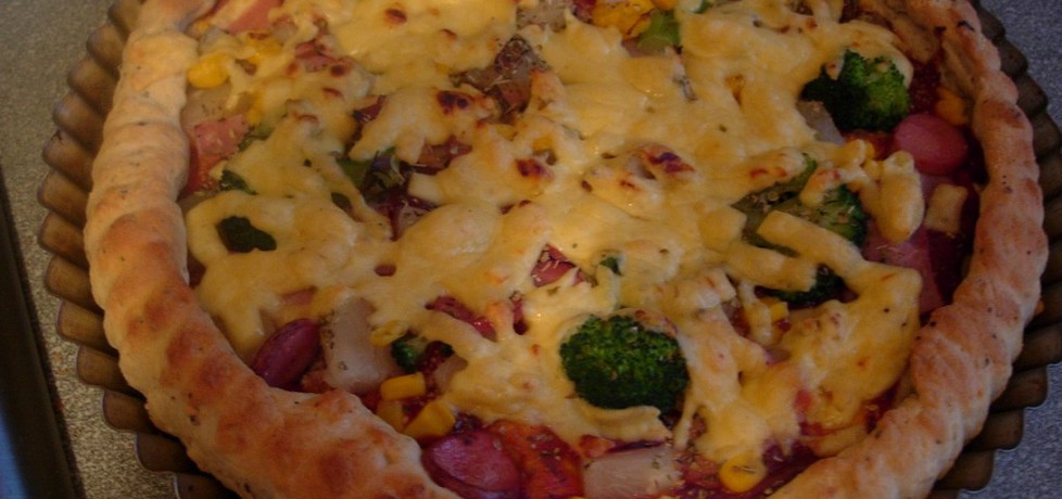 Hawajska pizza z brokułem i parówkami (autor: martynia6 ...