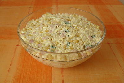Sałatka ryżowa z szynką i żółtym serem