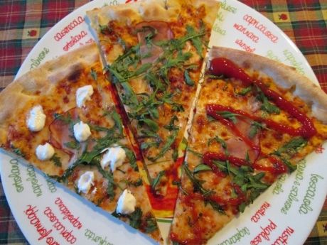 Przepis  pizza z szynką mozzarellą i rukolą przepis