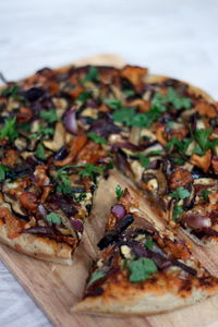 Pizza z leśnymi grzybami i karmelizowaną cebulą