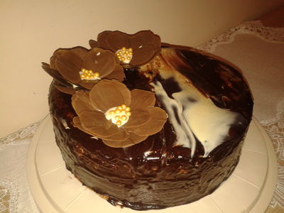 Tort z glazurą i z czekoladowymi kwiatami ...