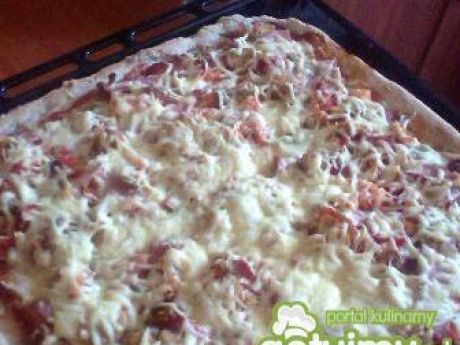 Przepis  pizza z szynką i pieczarkową sałatką przepis