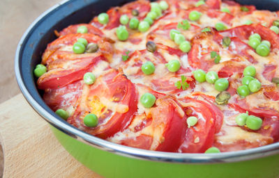 Zapiekanka z ziemniaków i pomidorów z zielonym groszkiem ...