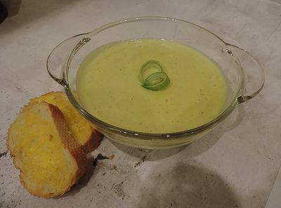 Zupa porowa z grzankami czosnkowymi