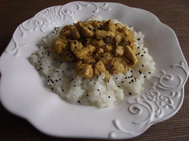 Przepis  kurczak z curry i czarnuszką na ryżu przepis