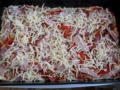Pizza z szynką, salami i papryką