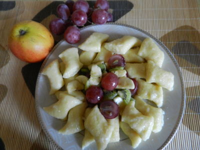 Leniwe z serem i sałatką owocową