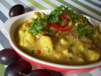 Curry z kurczaka z kalafiorem i śliwką