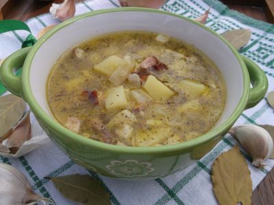 Zupa ziemniaczana z cebulą, czosnkiem i boczkiem