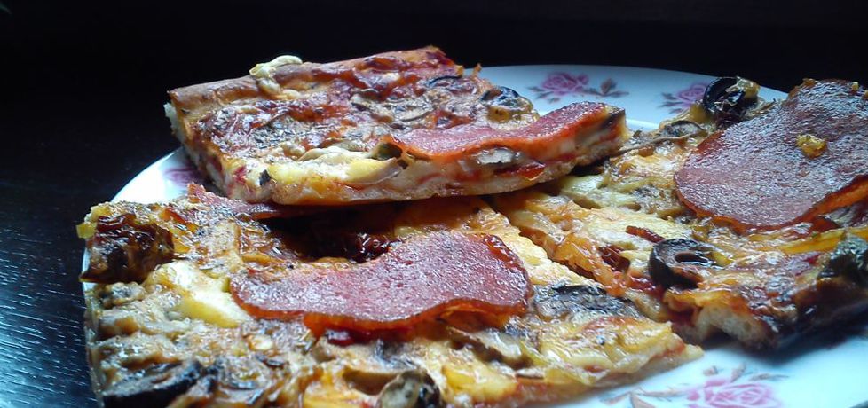 Pizza z pieczarkami i suszonymi pomidorami z zalewy (autor: goofy9 ...