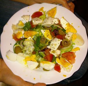 Kolorowa sałatka z pomidorami i jajkami