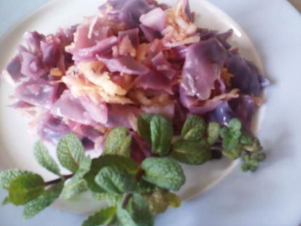 Salatka z czerwonej kapusty i jablek.  przygotowanie