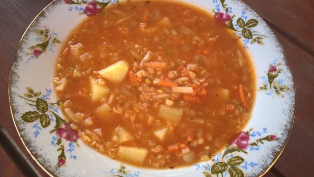 Pikantna zupa z ziemniakami i soczewicą przepis