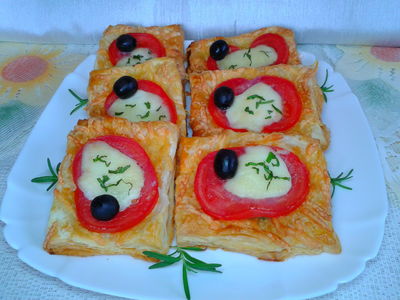 Pizzerinki z ciasta francuskiego z pomidorem