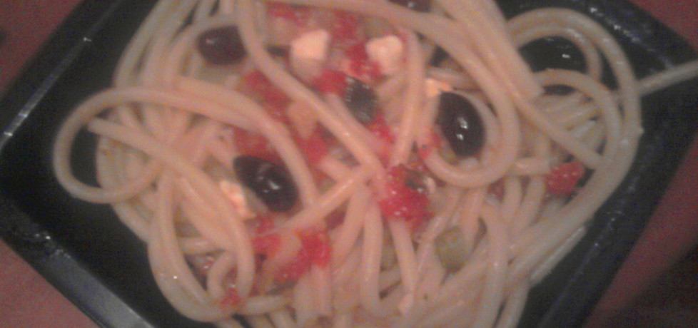 Makaron bucatini ze swieżymi pomidorami ,cukinią oliwkami i serem ...