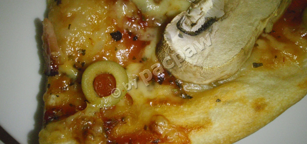 Pizza z szwarcwaldzką i zielonym pieprzem marynowanym (autor ...
