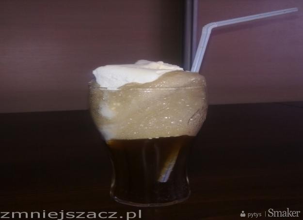 Cola z lodami waniliowymi
