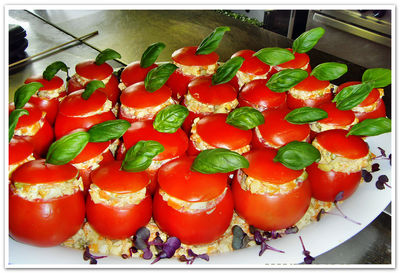 Pomidory faszerowane sałatką.