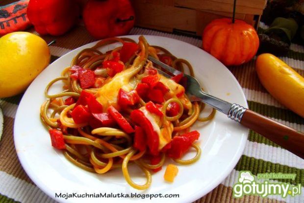 Przepis  kolorowe spaghetti z papryką czerwoną przepis