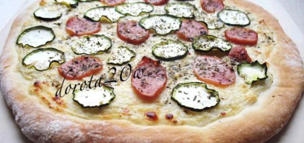 Pizza z kiełbasą i cukinią pieczona na kamieniu (autor: dorota20w ...