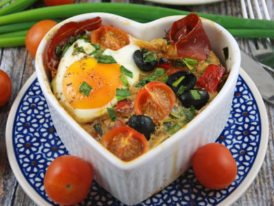 Jajka zapiekane z warzywami i szynką parmeńską