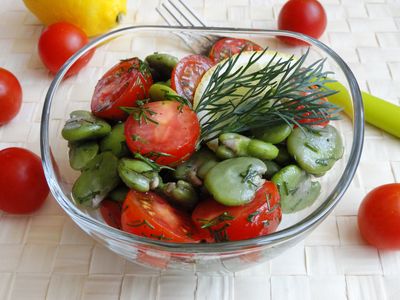 Sałatka z bobem i pomidorkami