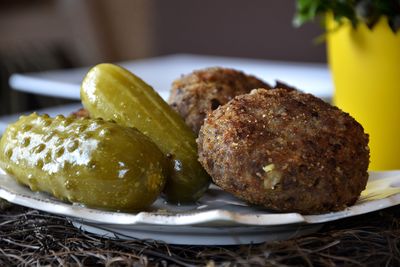 Kotlet wołowy z ogórkiem