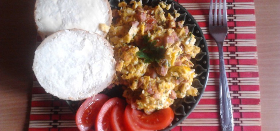 Jajeczniczka na śniadanie z bułeczkami (autor: natka ...