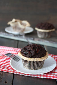 Muffiny czekoladowe ze śliwkami
