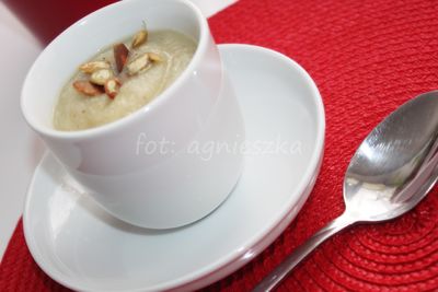 Aksamitna zupa krem z selera z prażonymi pestkami dyni ...