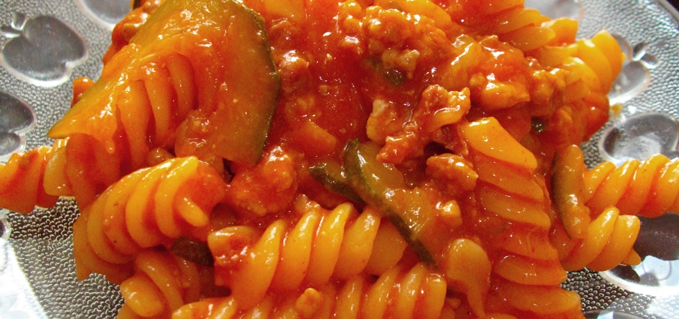 Makaron z sosem pomidorowym, cukinią i wołowiną (autor: habibi ...