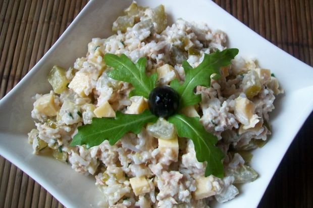 Porady kulinarne: sałatka z ryżem i tuńczykiem. gotujmy.pl