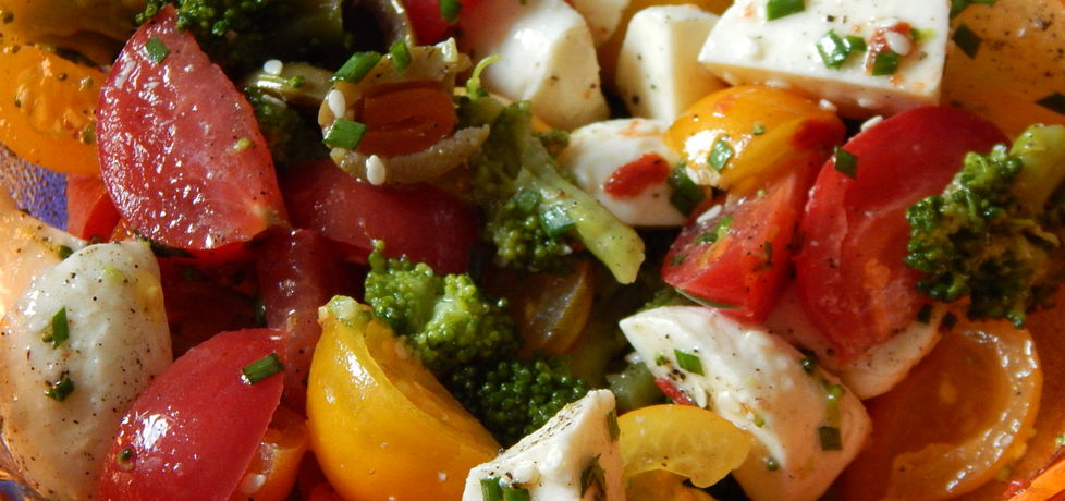 Sałatka z mozzarellą, brokułem i pomidorami cherry (autor: habibi ...