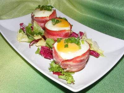Jajko zapiekane w boczku z pieczarkami i serem