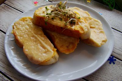 Czosnkowe grzanki z serem i kiełkami