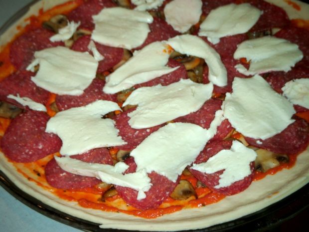 Przepis  pizza z pikantnym salami przepis