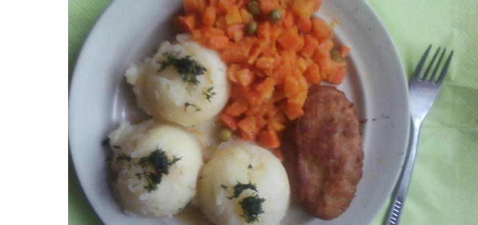 Pyszny obiadek: złoty kotlecik z duszoną marchewką i ziemniakami