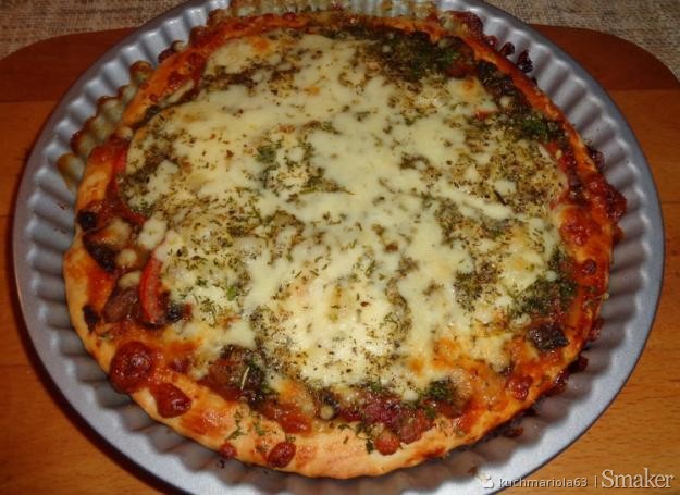 Pizza z pieczarkami, pomidorem i serem.