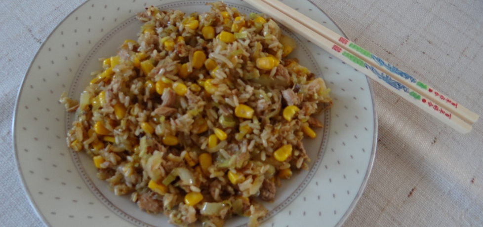 Brązowy ryż z tuńczykiem, porem, papryką i kukurydzą (autor: megg ...