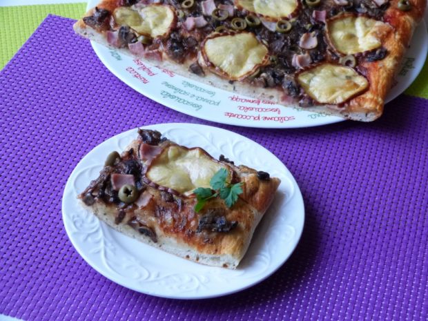 Przepis  pizza z bazylią i wędzonym serem przepis